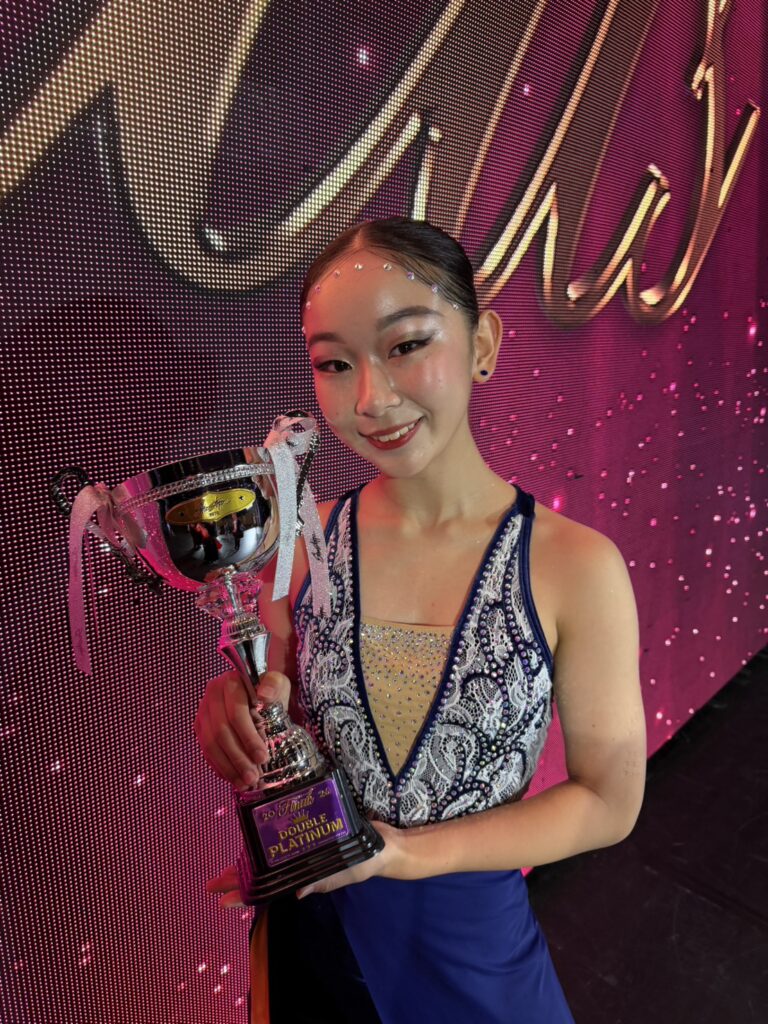 Showstopper US West Coast Final 2026 DOUBLE PLATINUMのトロフィーを手にしたCLOWNのダンサー