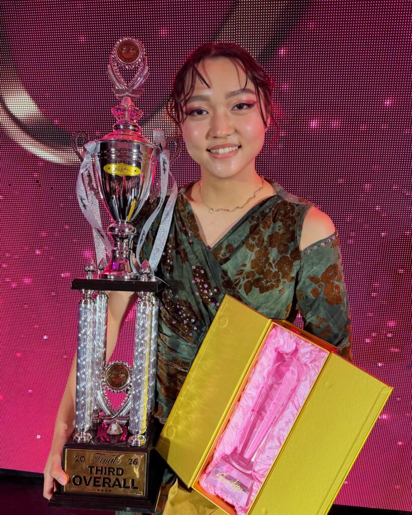 Showstopper US West Coast Final 2026 THIRD OVERALLのトロフィーとクリスタル賞を手にしたCLOWNのダンサー